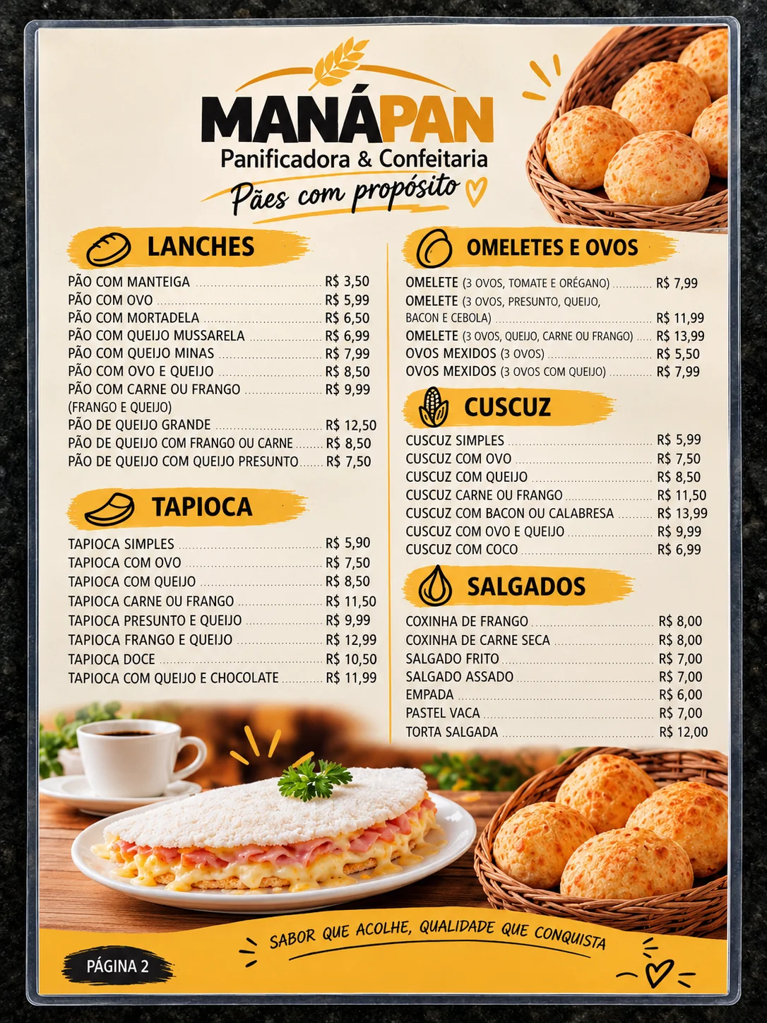 Cardápio impresso e plastificado da ManáPan com as seções Lanches, Tapiocas, Omeletes, Cuscuz e Salgados e seus preços, cesta de pães de queijo no alto e foto de tapioca recheada ao lado de uma xícara de café na parte de baixo